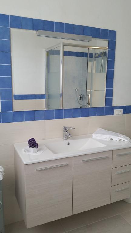 Apartment Iseo Lake Sale Marasino Zimmer foto